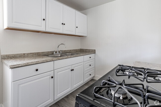 2BR, 1BA - 806SF - Kitchen - Glen Forest Apartments