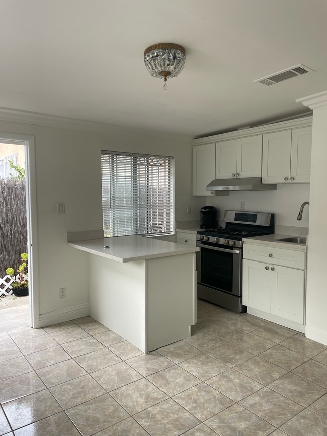 Photo - 530 N Wilton Pl Apartment Unit B