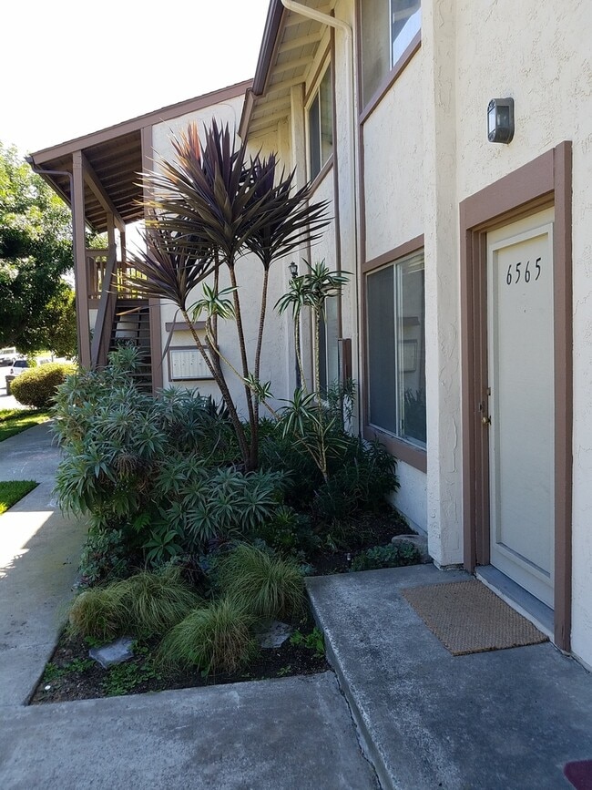 Building Photo - San Carlos (next to Mission Trails) 2 bed 1 bath Townhouse with Patio, Pool