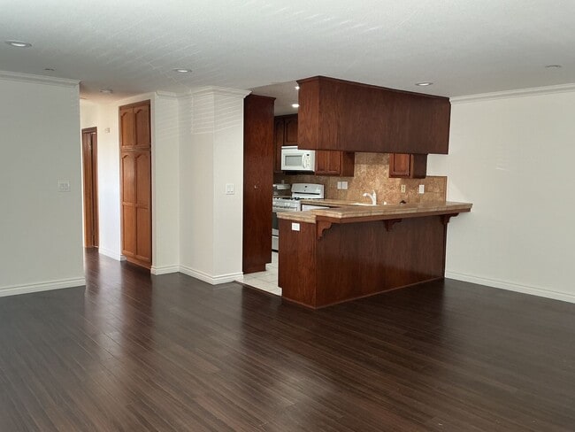 Building Photo - Los Caballeros #301 Unit 301A