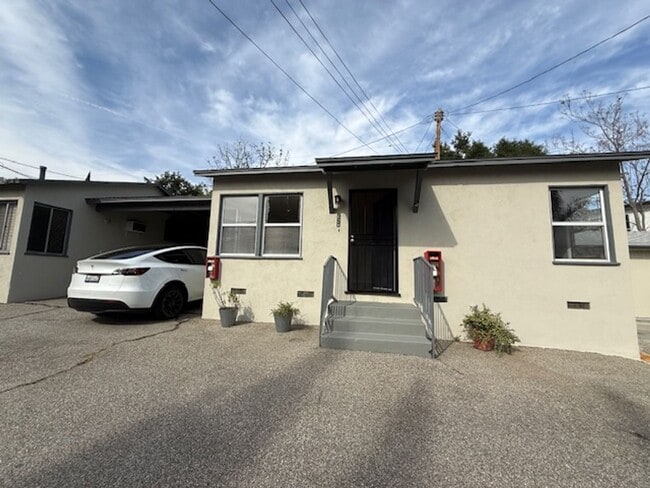 Building Photo - 2830 Montrose Ave Unit #B