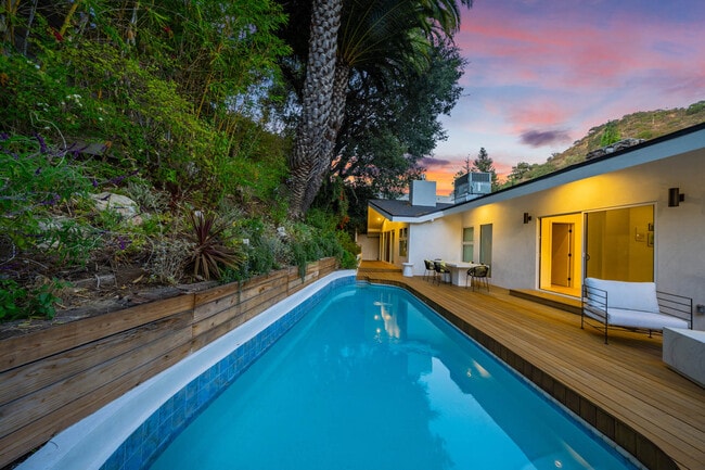 Building Photo - 2221 Bowmont Dr