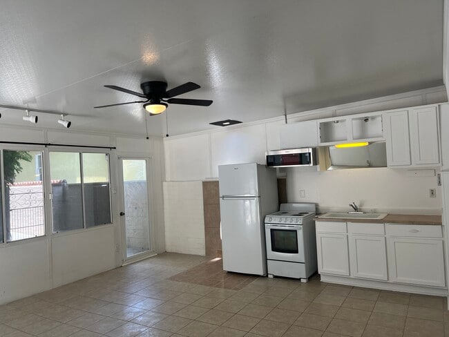 Building Photo - 5805 Palm Ave Unit C