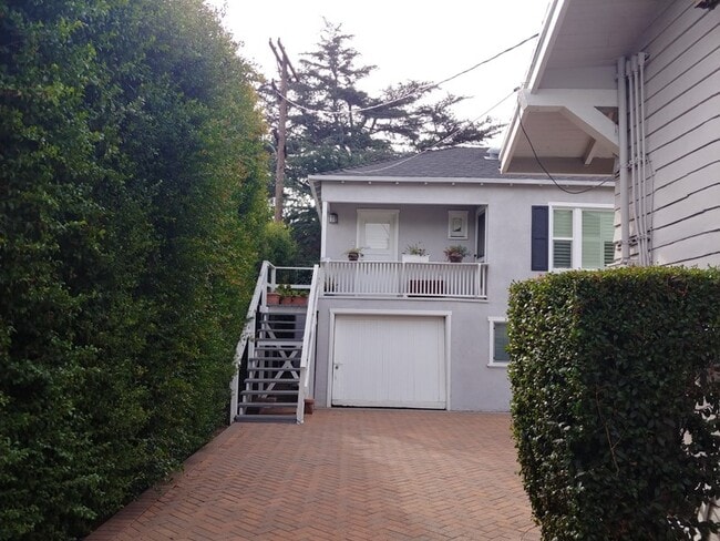 Building Photo - 442 Vine St