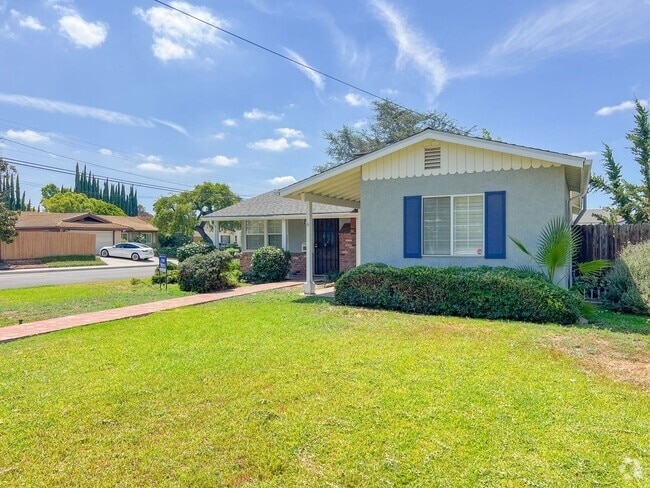 Building Photo - La Rosa Unit House