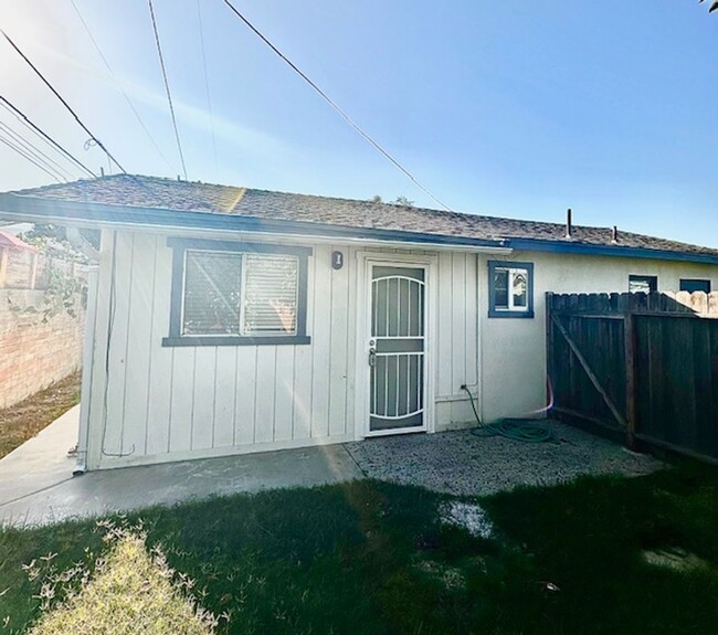 Building Photo - Charming studio Unit 227 Lucada St B