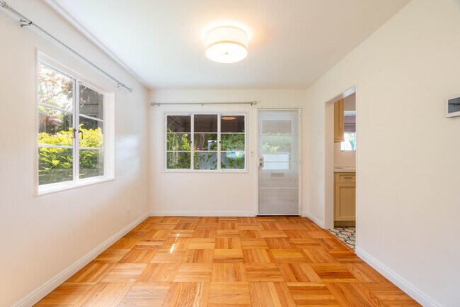 Photo - 5161 Village Grn