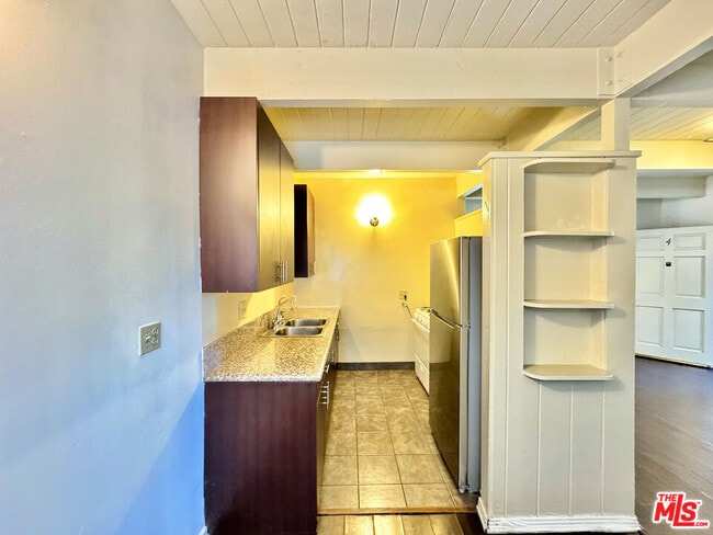 Building Photo - 451 S Oakhurst Dr Unit 6