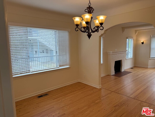Photo - 617 W Glenoaks Blvd