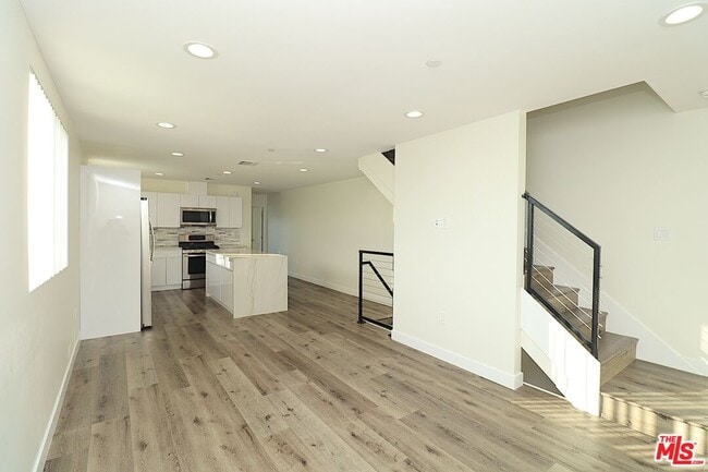 Photo - 2121 Burnside Ave Unit 2123 1/2
