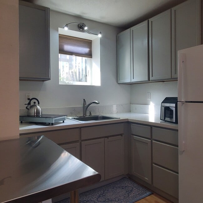 Kitchenette Pic1 - 301 N Francisca Ave Unit Lower