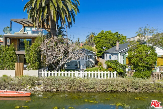 Photo - 439 Howland Canal