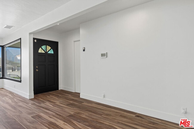 Photo - 5266 Veronica St