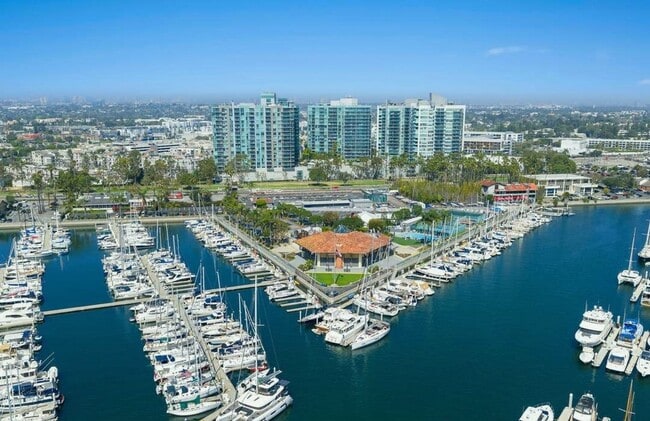 Building Photo - 13700 Marina Pointe Dr Unit 1126