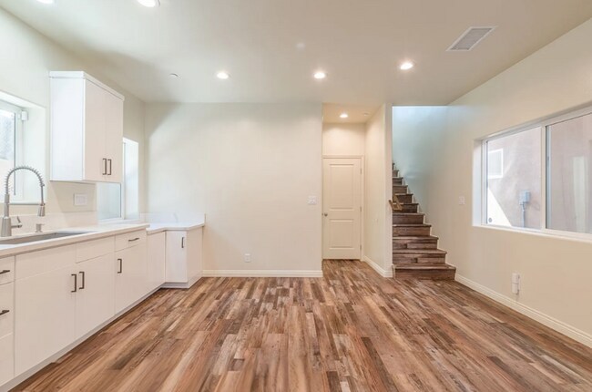 Photo - 3258 1/2 Dundas St.