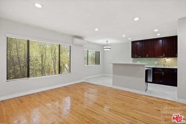 Photo - 2488 Beachwood Dr Unit 4