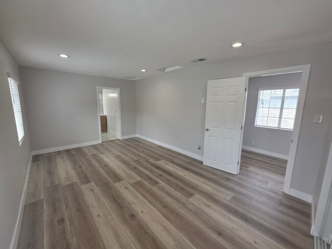 Photo - 10303 Arminta St