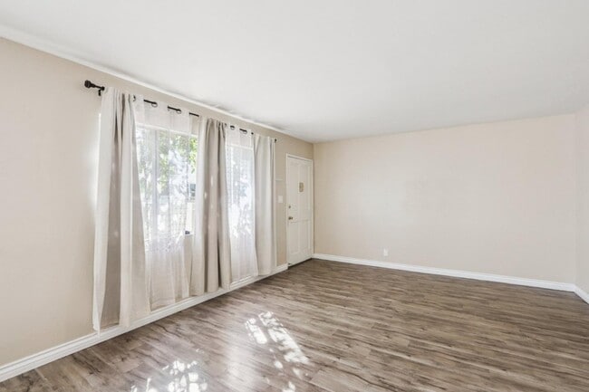 Photo - 18555 Collins St