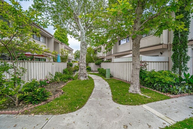 Upgraded 3-Bedroom Condo for Rent in Arleta! - Upgraded 3-Bedroom Condo for Rent in Arleta! Unit 4