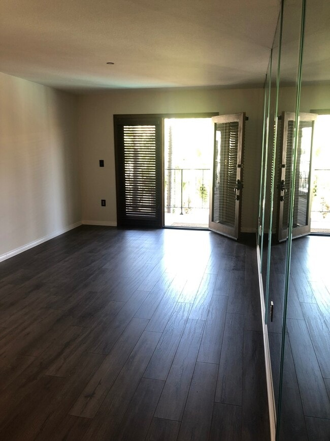 Building Photo - Los Caballeros #313 Unit 313