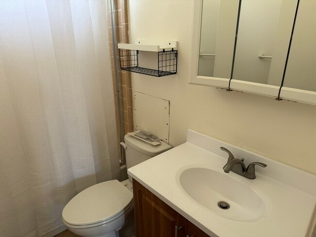 Building Photo - 728 W 16th St Unit C