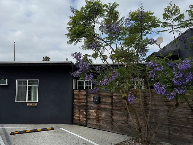 Building Photo - Cute home in trendy Highland Park. Walking