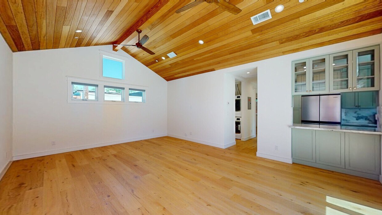 3D Tour - 418 N Frederic St House