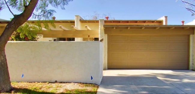 Building Photo - 883 Woodlawn Dr