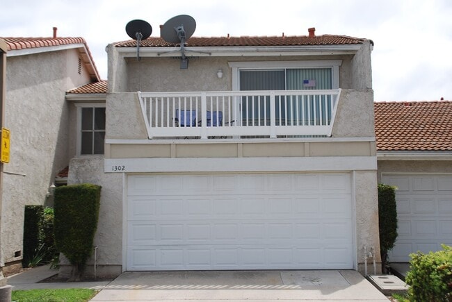 Building Photo - Coming Soon! North Oxnard spacious 3 bedroom 2.5 bathroom with an attached 2 car garage