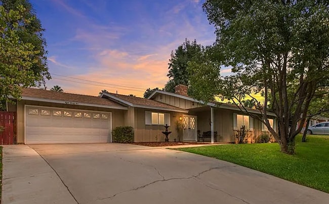 Building Photo - 825 Banyan Dr