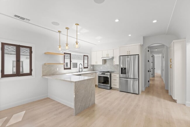 Photo - 341 N Genesee Ave Unit 341