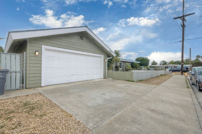 Building Photo - Tamarack Coastal Retreat! 1/2 Duplex with ... Rental