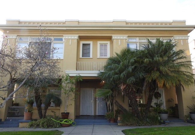 Building Photo - 2009 N Vermont Ave Unit 2011