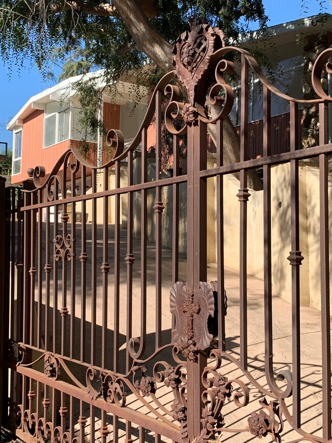 Drive way gate entrance. - 10458 Pearson Pl