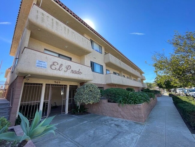 Building Photo - 949 W 26th St