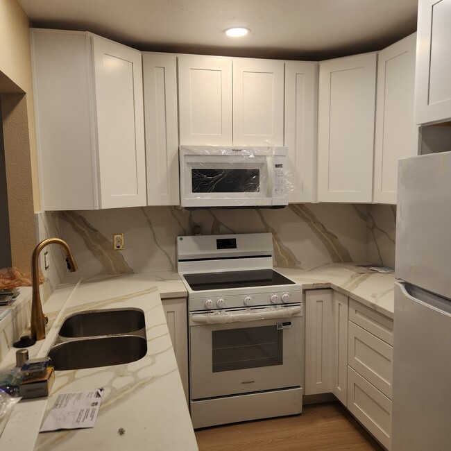 Total Remodeled 2BR 2BA Top FL Corner Unit w/Fireplace , DW, Washer/Dryer, Pool, Garage Parking - 2960 Broadway Unit 11