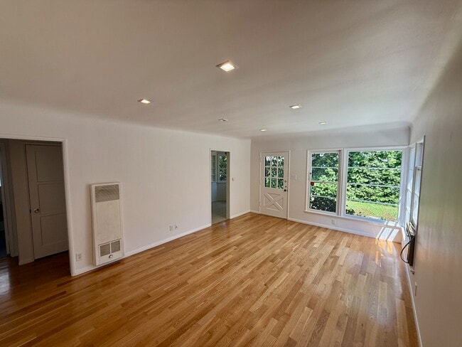Building Photo - 714 Lincoln Blvd Unit Front