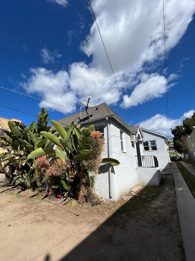 Photo - 3926 W 28th St Unit 3926 1/2 W 28th St