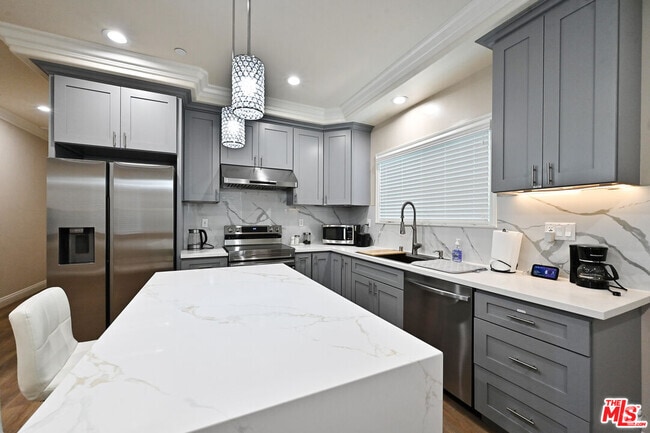 Building Photo - 2030 S Chapel Ave Rental