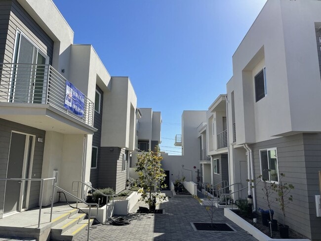 Building Photo - Luxury Condos in the Heart of Ventura with Ocean Views! Unit 1258