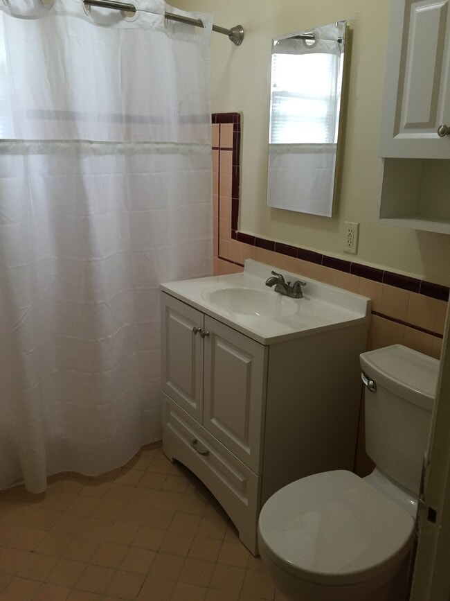 open bathroom - 1157 E Carson St Unit #5