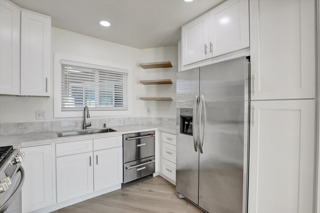 Building Photo - 811 Buena Vista