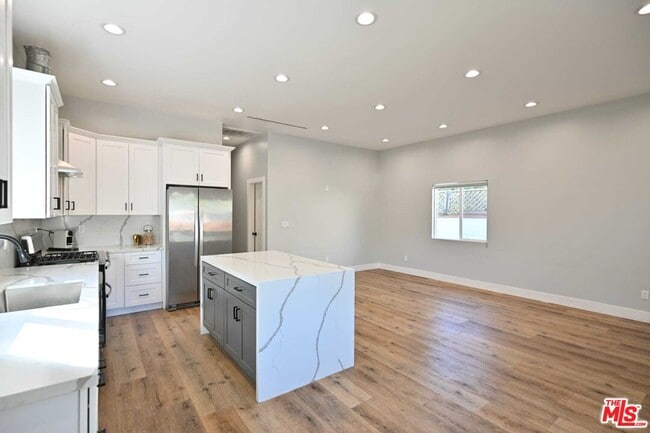 Photo - 6961 Balcom Ave