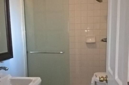 Full bathroom - 425 S 6th St Unit Studio