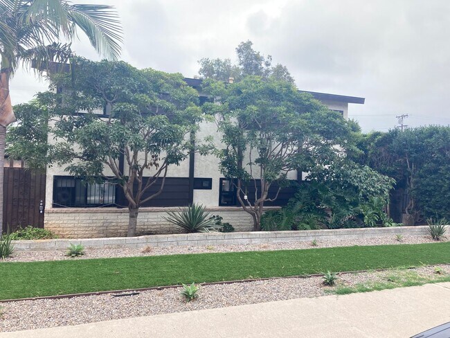 Building Photo - 2015 Felspar St Unit B