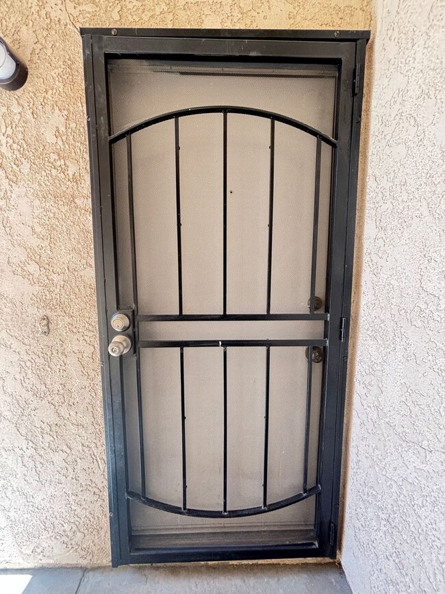 Building Photo - East Palmdale Townhouse