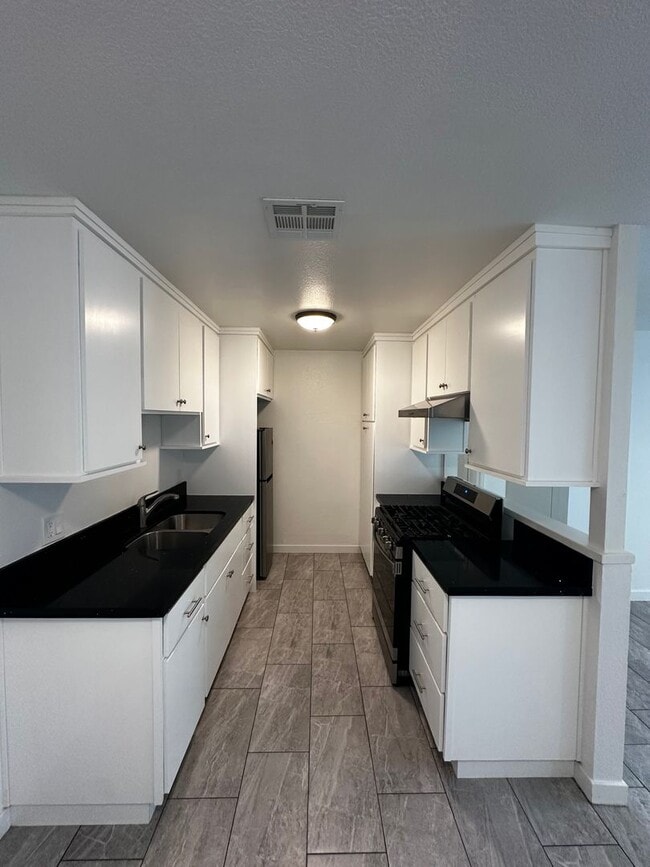 Building Photo - 301 N Tustin Ave Unit C