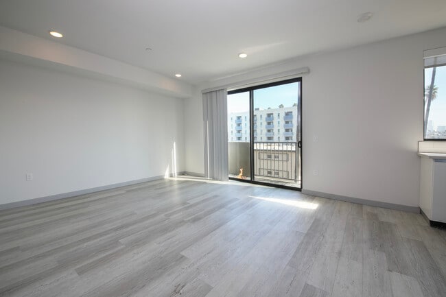 Photo - 941 Fedora St