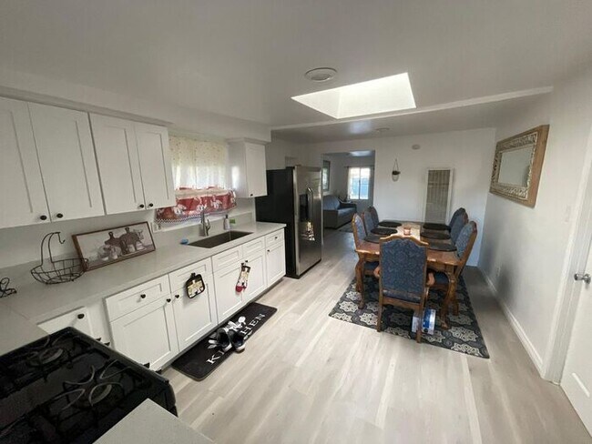 Photo - Fully Furnished House for Rent at 10953 Ca...