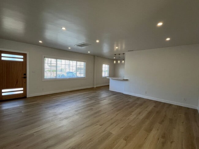 Photo - Valley Village 3+1 w/bonus room, all appli...